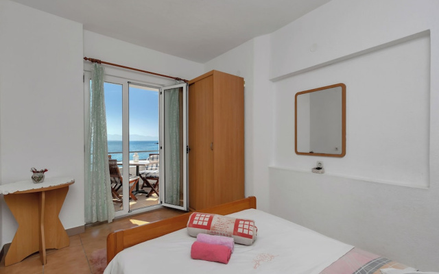 Apartments Robinzon Nikola
