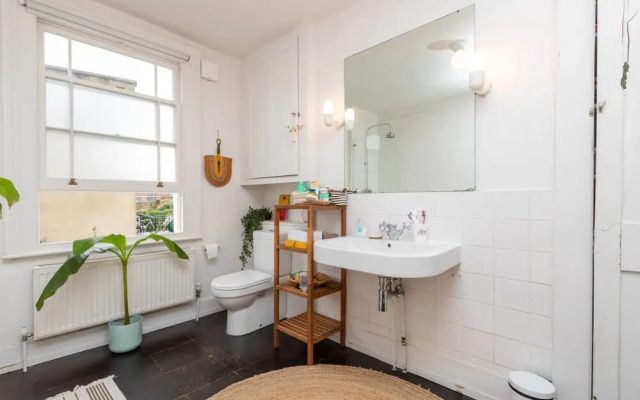Beautiful 2 Bedroom Townhouse With Garden in Kentish Town
