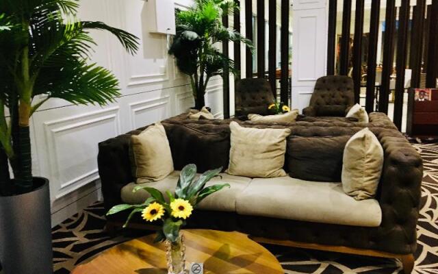T E L E By Summerset Continental Hotel