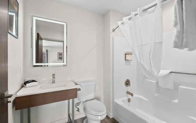 Cedar Street Hotel and Suites