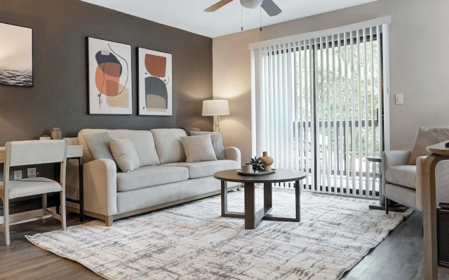 Landing Amazing 1bd, Courtyard, Game Room