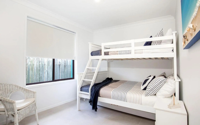 Sandy Feet Retreat - Pet Friendly - 1 Min Walk to Beach