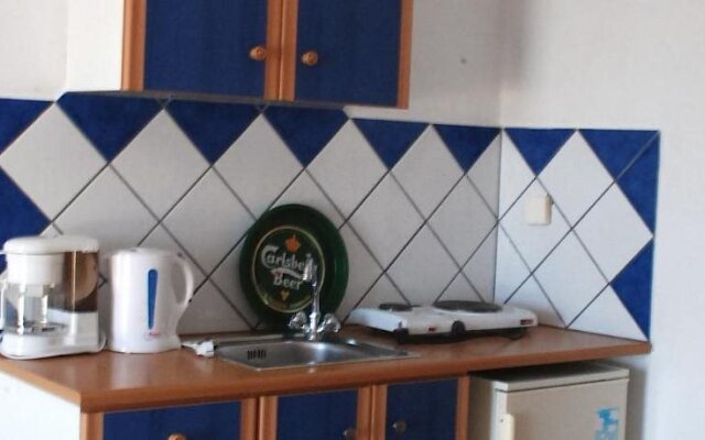 Vrohaki Studios & Rooms