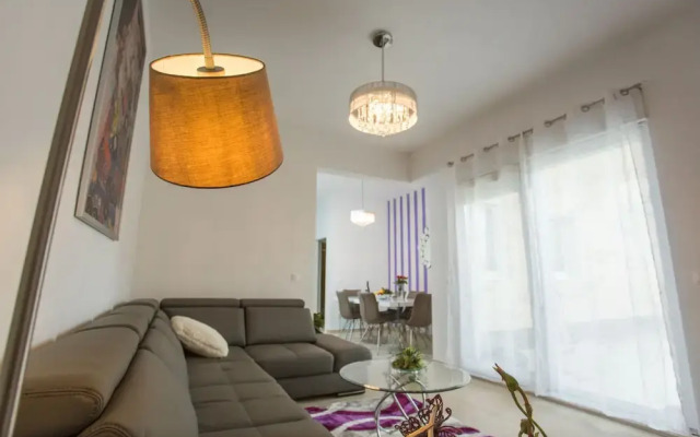Lovely 4 Star 3-bed Apartment in Podstrana