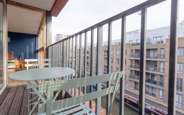 Spacious 2 Bedroom Canal Side Apartment with Balcony