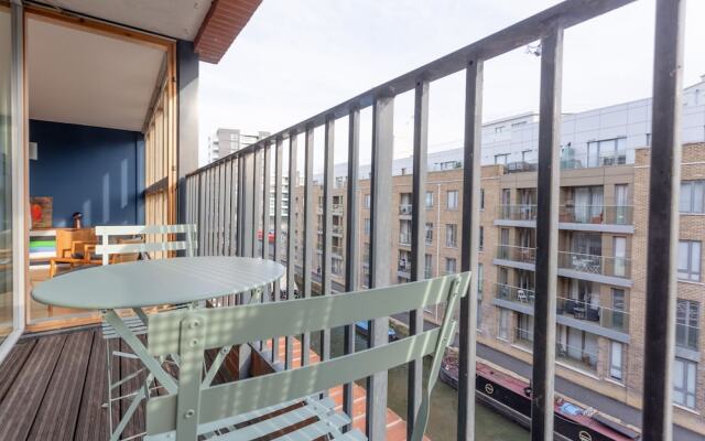 Spacious 2 Bedroom Canal Side Apartment with Balcony