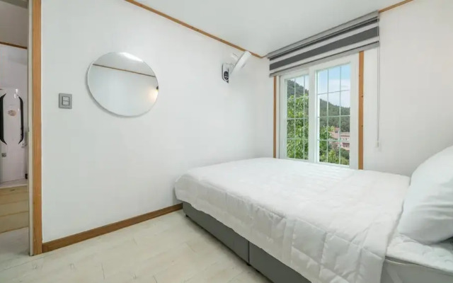Yeosu Dulggot Pension