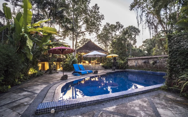 Gajah Biru Bungalows Hotel
