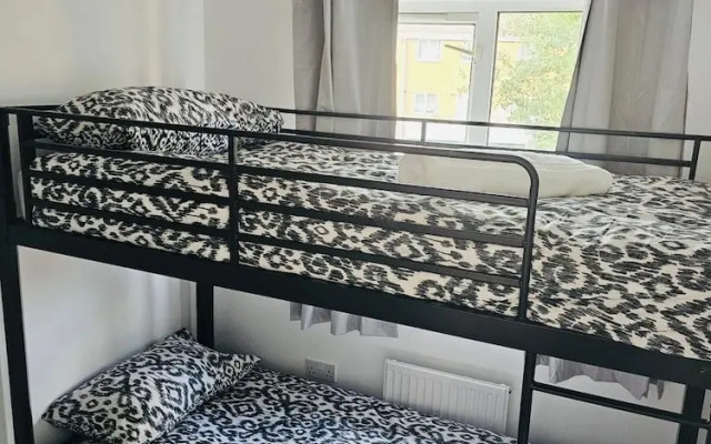 Stylish 3 Bed Home Parking City centre