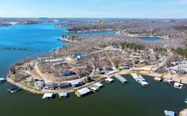 White Oak Landing Spacious 6 BDR w/ Boat Slip!