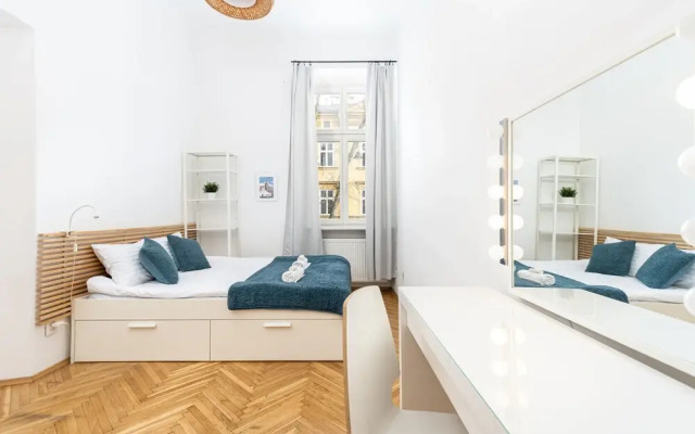 WS 3-Bedroom Old Town Apartment