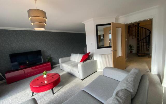 The Duplex Nairn- Spacious 3 Bedroom with sunny balcony