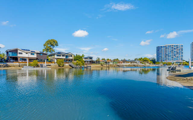 Waterfront Family Entertainer   5 Bedroom   Pool