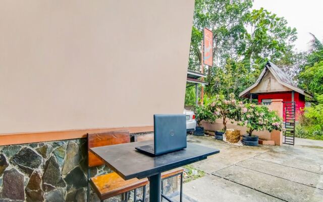 SPOT ON 91875 Nayla Homestay Syariah Near Koro Koro Panam, Karaoke, Pool, & Cafe