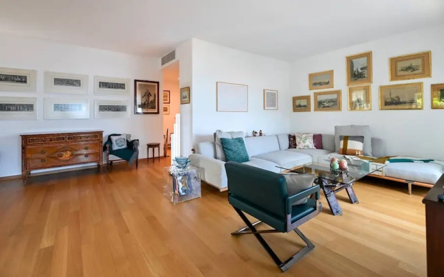One & Only Lake View Apartment