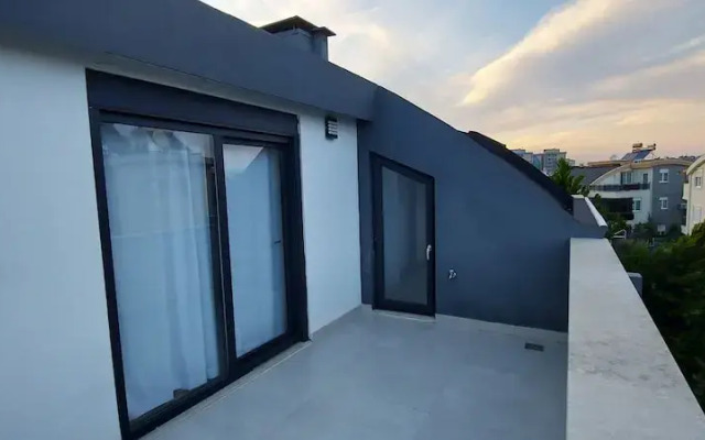 New Flat Large Living Space 2-6 Near By Lara Beach