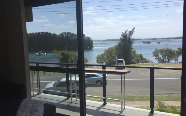 Wallis View - Lakeside Family Retreat