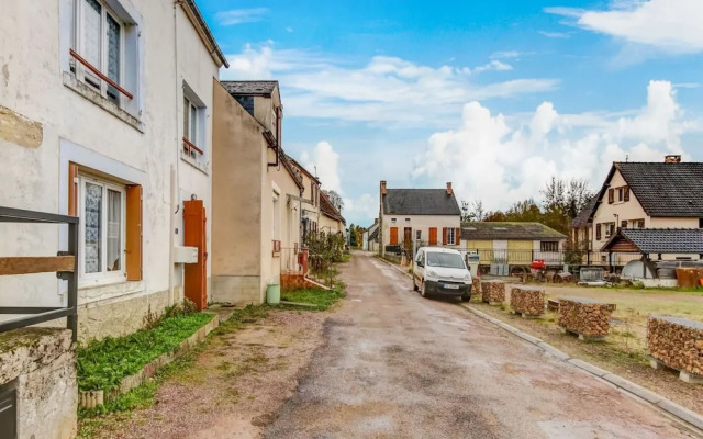 Traditional Holiday Home in Brinon sur Beuvron