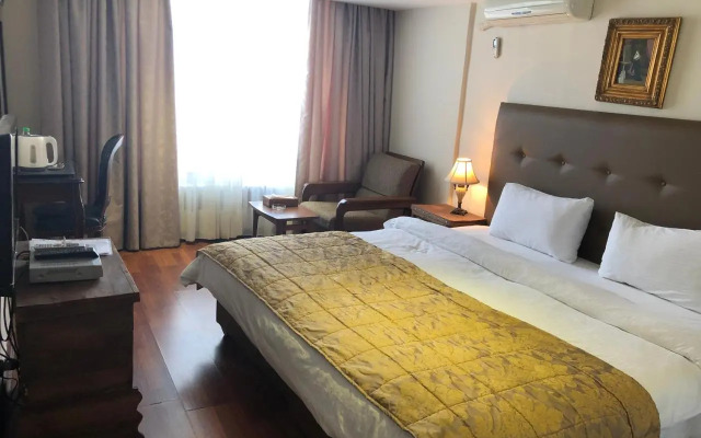 Gondola Hotel And Suites