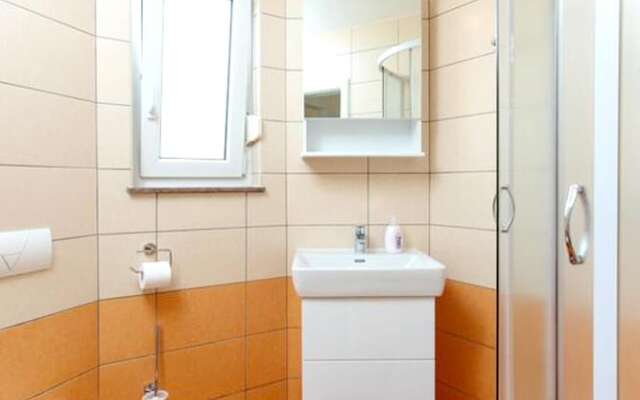 Studio in Podstrana, With Wonderful Mountain View, Enclosed Garden and