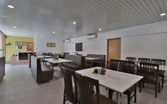 OYO 29305 Hotel Sanskruti Inn