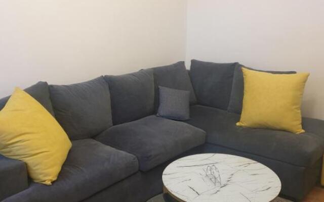 Lovely 2 and 1 bedroom guest units Karen
