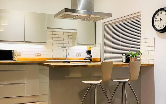 Luxury 2 bed Apartment Golden Triangle w Parking