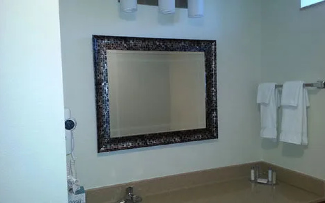 Battle Lake Inn and Suites