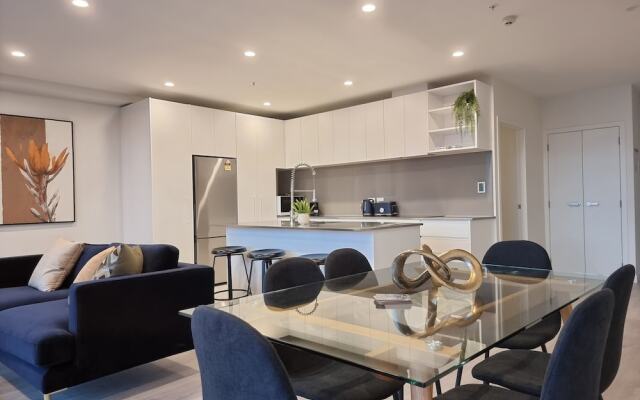 Luxe Apt w Harbour-Sunset Views -Parking