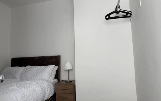 Urban Calm Spacious 3-bed Home With Free Parking