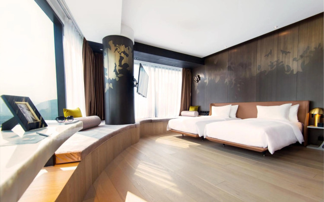 YOHO Hollywood Roosevelt Hotel