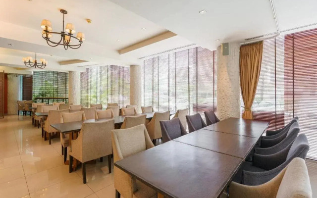 Lantana Resort Hotel & Apartments