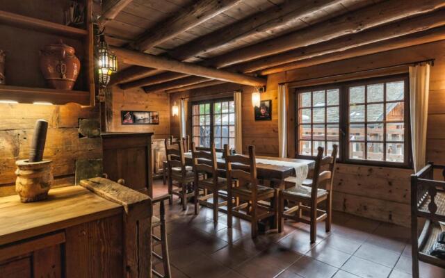 4BR Traditional Chalet BBQ + Fireplace + View