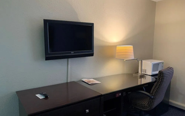 Days Inn and Suites by Wyndham Hammond, IN