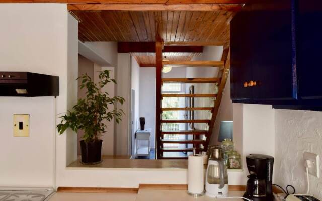 Central Victorian House With Table Mountain View