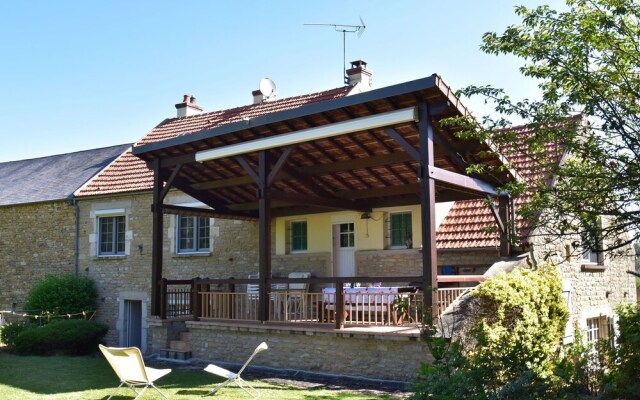 Modern Holiday Home in Vault-de-Lugny with Meadow View