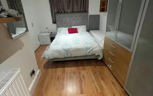 Luxurious 6-bed Entire House in London Ilford