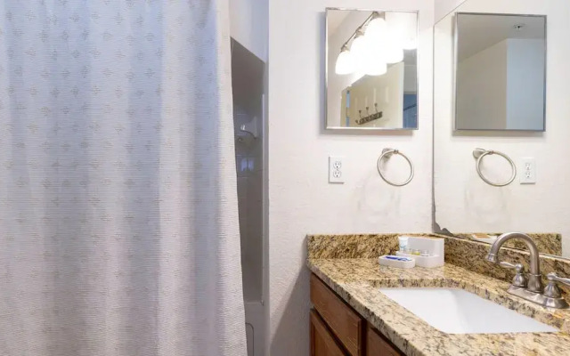 Amazing Family Townhouse Minutes From the Parks