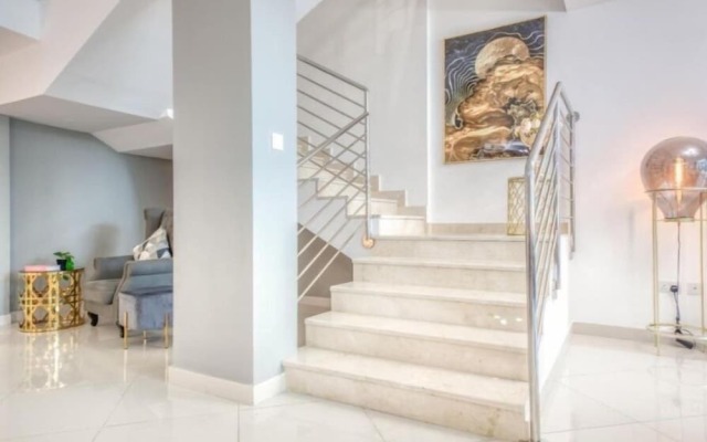 Luxurious 4 Bedroom Duplex Villa Apartment Near JBR