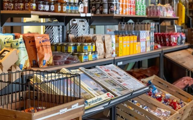 Thatched Holiday Home With two Bathrooms Near the Sea