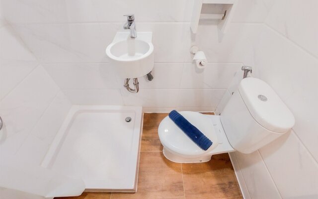 Homey And Warm Studio Room At Sky House Bsd Apartment