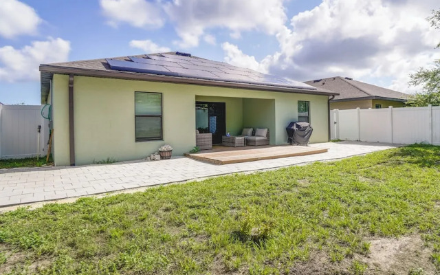 Tavares Retreat w/ Covered Patio & Private Yard