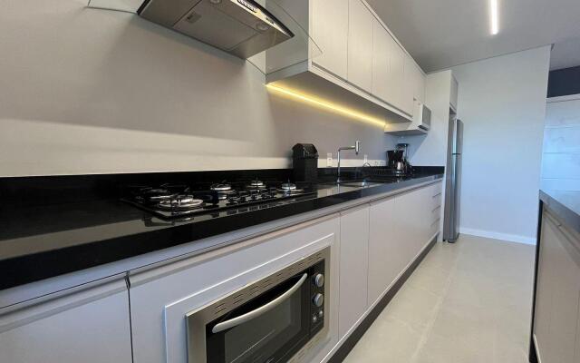 223J - Lindo Apartamento a 50m da praia do Canto Grande