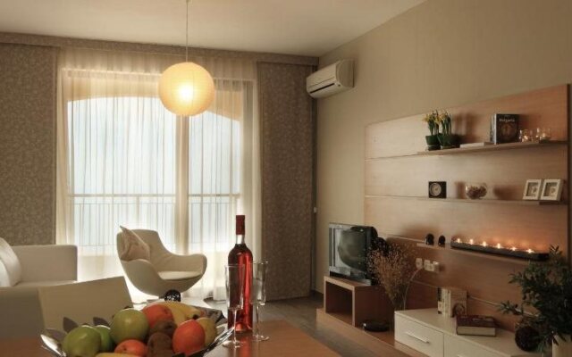 Green Life Pool View Apartment