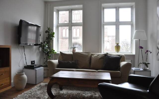 1 Bedroom Apartment near Tivoli 484 - 1