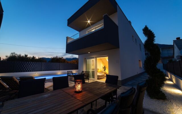 New Luxury Modern Four-bedroom Villa With Pool