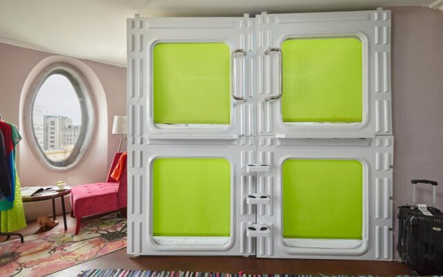 Molotoff Capsule Hotel