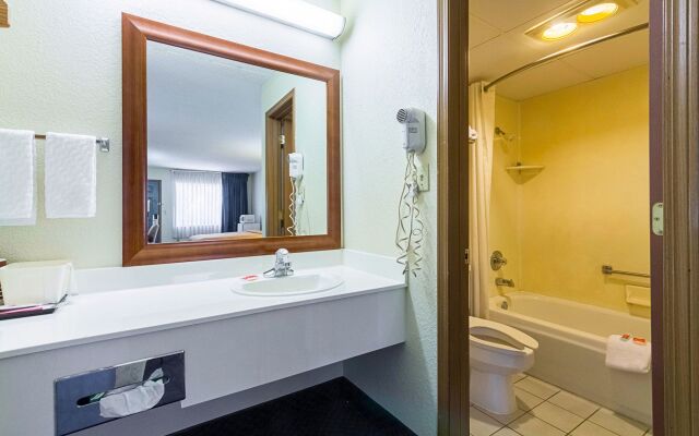 Econo Lodge Inn & Suites