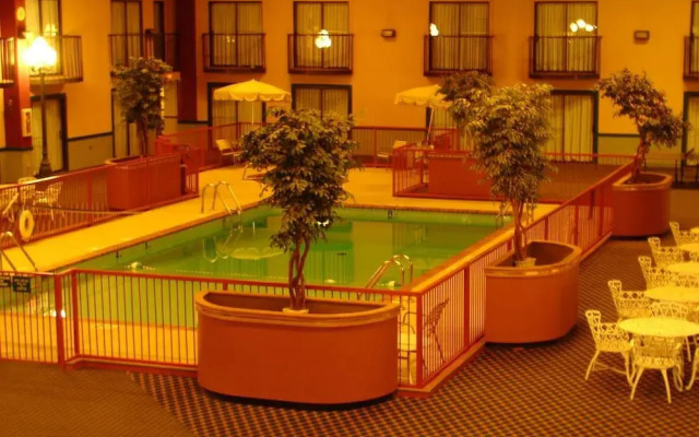 Econo Lodge Inn & Suites