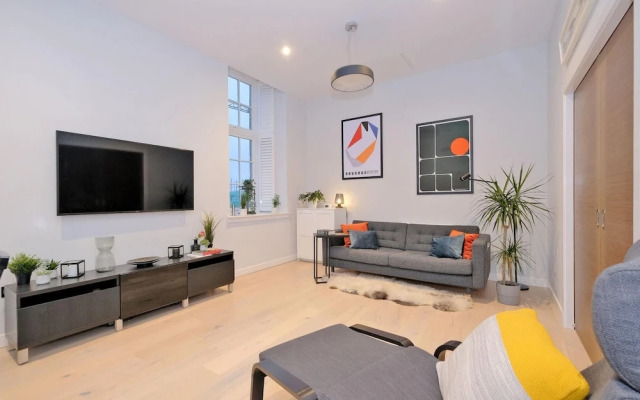 Stunning Central Two Bedroom Executive Apartment